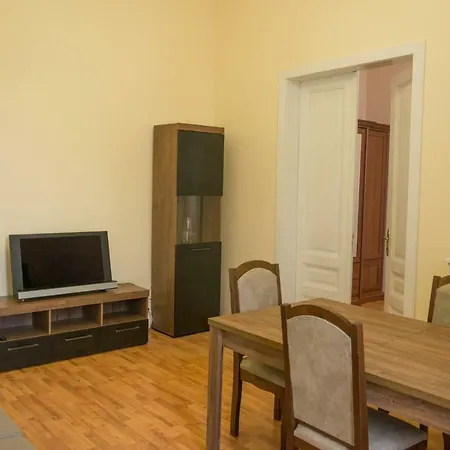 In The Centre موكاشيفه